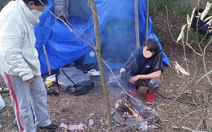 Dvojice kempovala v bohatickém parku, lidem se to nelíbilo. Strážníci je vykázali