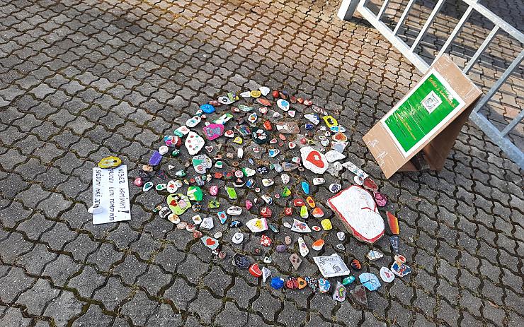 FOTO DNE: Před služebnou v Kraslicích vzniklo srdce z putovních kamínků. Lidé děkují policistům