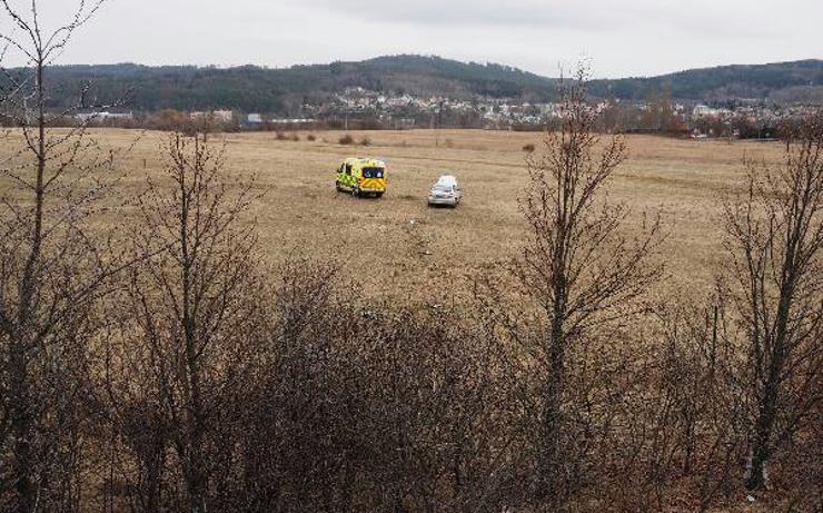 FOTO: Auto u Karlových Varů vylétlo ze silnice, zastavilo se až po několika metrech! Hledají se svědci nehody