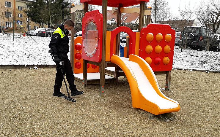 Strážníci v Karlových Varech vyrazili na kontrolu dětských hřišť, hledali pohozené injekční stříkačky