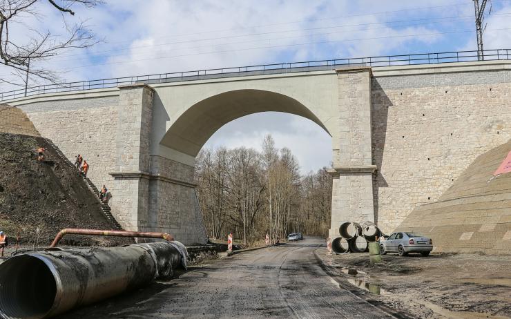 FOTO: Na trať mezi Dalovicemi a Hájkem se vrátily vlaky. Rekonstrukcí prošel most u Otovic