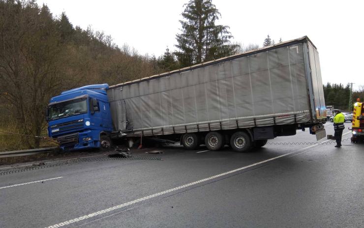 OBRAZEM: Kamion zatarasil silnici z Karlových Varů na Prahu. Vyprošťování trvalo několik hodin