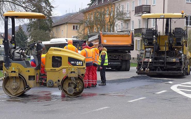 V Karlových Varech opravují výtluky na silnicích. Město prosí o ohleduplnost vůči silničářům