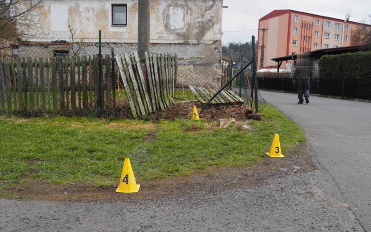 Řidič ladil autorádio, až skončil v plotě. Od nehody pak zbaběle ujel