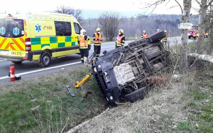 Auto na Chebsku skončilo na střeše v příkopu, zraněného vzali do péče záchranáři