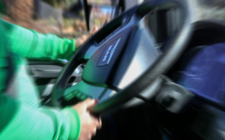 Řidič autobusu v Karlových Varech udělal chybu, odnesla to cestující seniorka! Hrozí mu čtyři roky