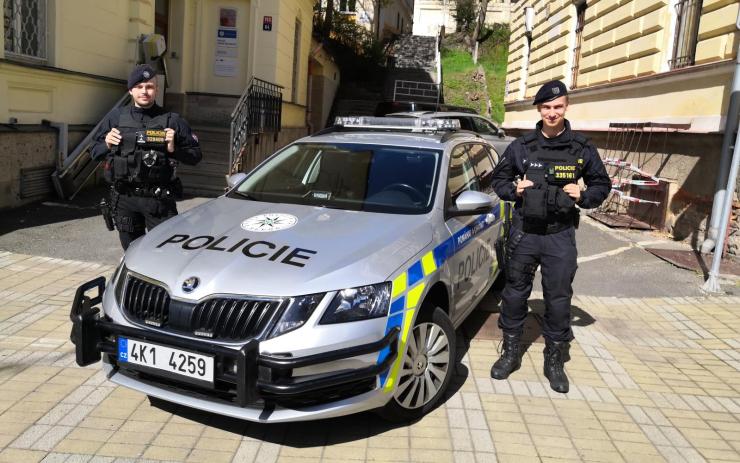 Muž stál na římse a chtěl skočit z mostu. Život mu zachránili policisté