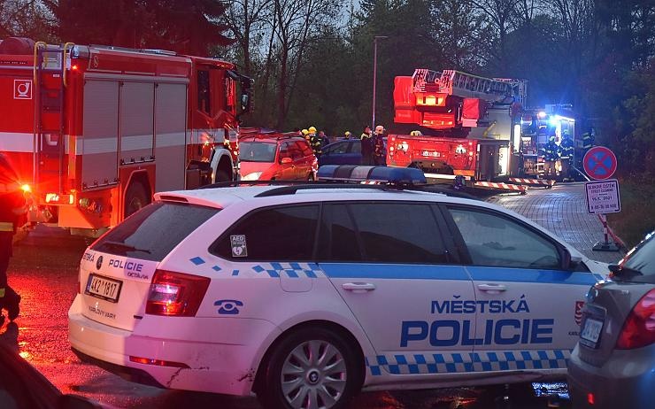 OBRAZEM: Z hořícího bytu v Karlových Varech zachránili hasiči dva lidi! Ven museli i ostatní nájemníci