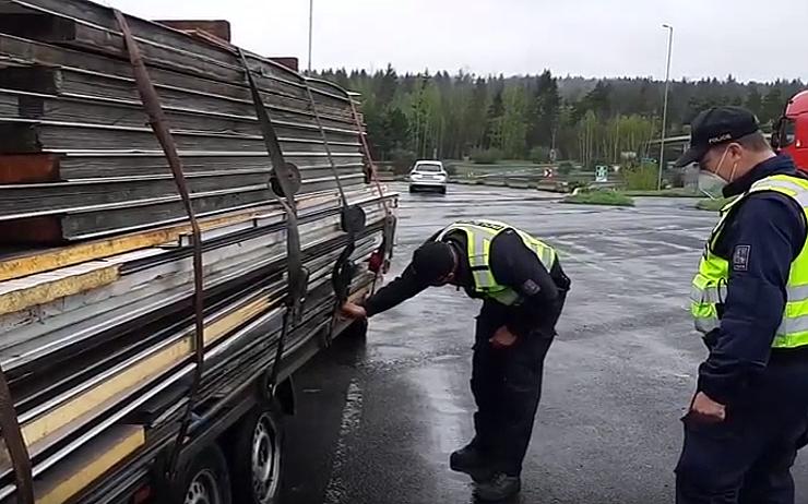 VIDEO: Policisté kontrolovali nákladní dopravu. Silniční kontroly budou provádět častěji