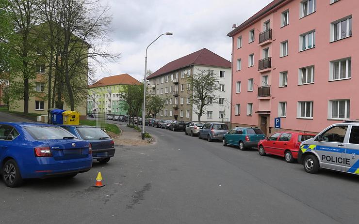 Auto v Sokolově přejelo muži patu. Policisté hledají svědky nehody, pomohou i záznamy z kamer