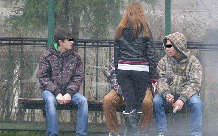 S návratem žáků do škol se před ně vrátili i dětští kuřáci. Rodiče to tolerují i podporují, říkají strážníci