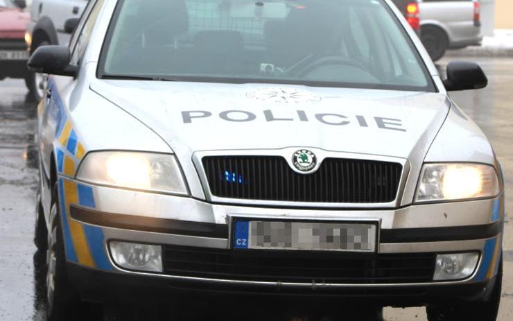 Zběsilá policejní honička! Muž najížděl vysokou rychlostí na policisty, ujížděl dál i bez předního kola