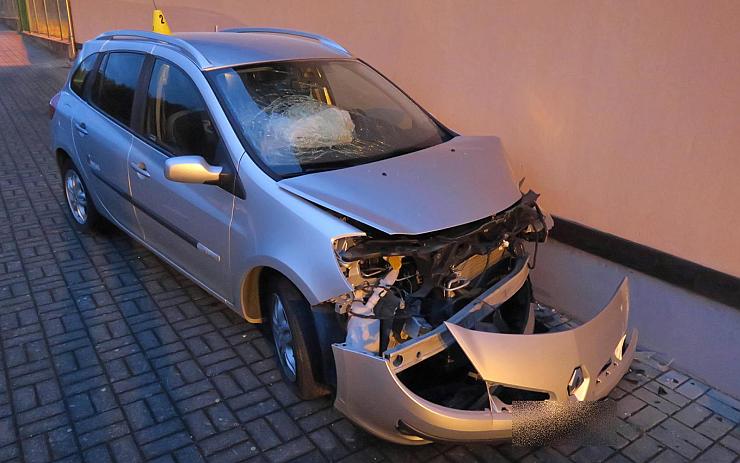 Podnapilému mladíkovi se vymklo driftování, skončil v nemocnici!
