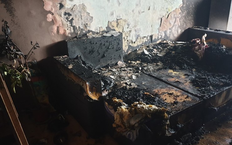 Desítky lidí musely z paneláku kvůli požáru v jednom z bytů