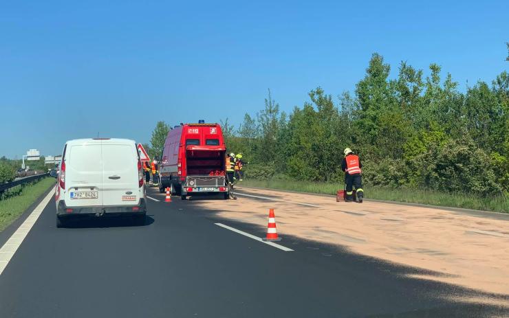 FOTO OD VÁS: Pozor! Na obchvatu Karlových Varů likvidují hasiči únik provozních kapalin