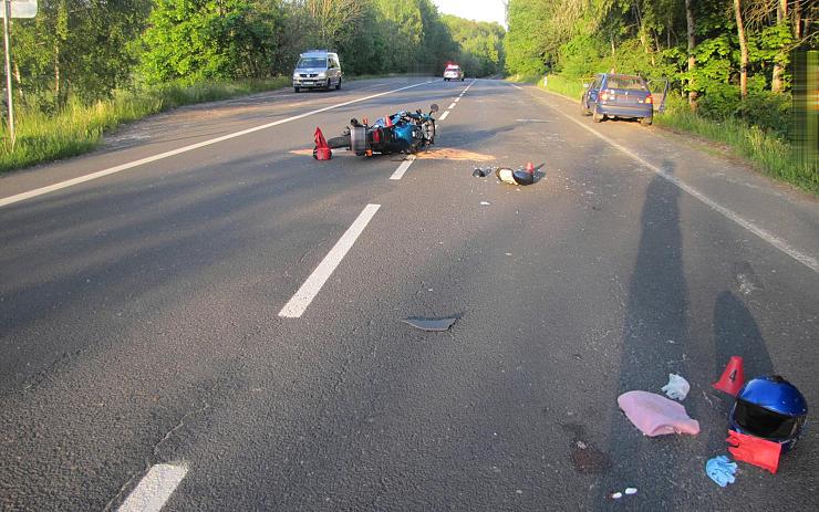 FOTO: Řidič (66) se začal otáčet na silnici, střetl se s motorkářem. Letěl pro něj vrtulník