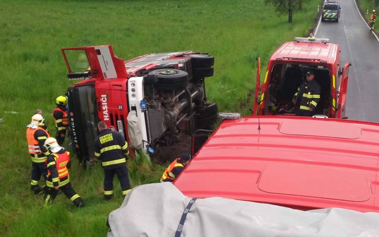 FOTO: Cisterna hasičů ze Žlutic skončila po najetí na krajnici na boku