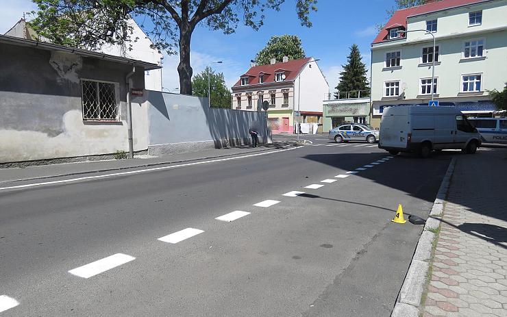 Chlapce v Karlových Varech srazilo auto, letěl pro něj vrtulník