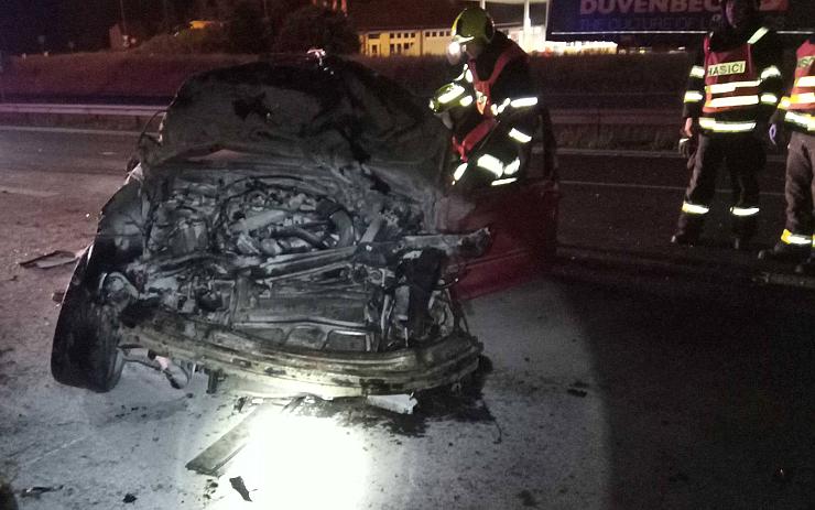 OBRAZEM: Těžká noční nehoda na D6! Ze zdemolovaného auta vytáhli jednoho zraněného
