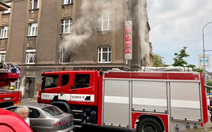 Při požáru bytu v Rybářích museli hasiči evakuovat obyvatele domu