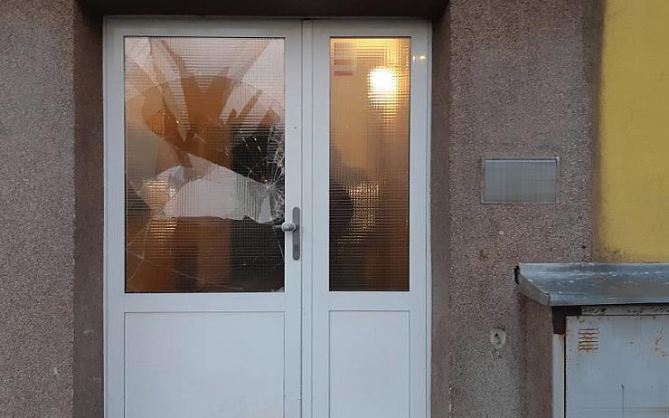 Opilec sprostě nadával před panelákem jeho obyvatelům, pak se rozeběhl proti vchodovým dveřím