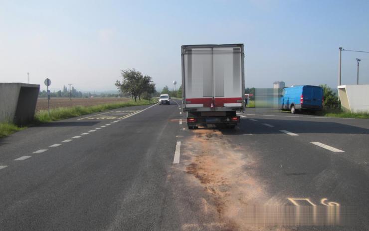 OBRAZEM: Řidiče náklaďáku oslnilo slunce, přehlédl auto před sebou. Jeden zraněný