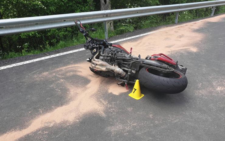 FOTO: Motorkář na Karlovarsku narazil do svodidel, na místě zemřel