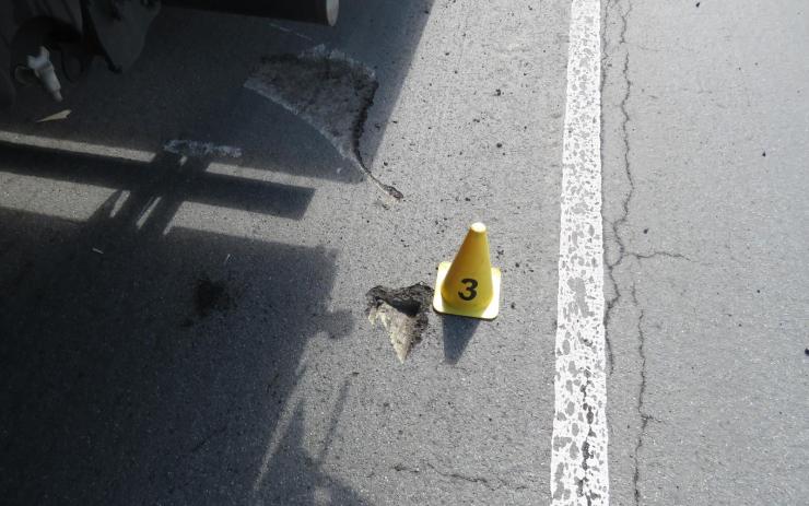 FOTO: Řidič vezl špatně zajištěný náklad, v zatáčce vypadl na silnici. Škoda jde do milionů!