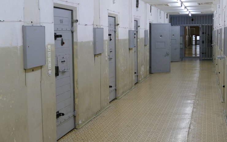 Kradl, řídil v zákazu a měl u sebe pervitin. Teď může Sokolovan strávit pět let ve vězení!