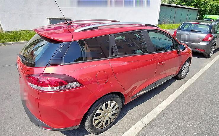 FOTO: Msta nebo hloupá zábava? V tomto stavu našel majitel své zaparkované auto