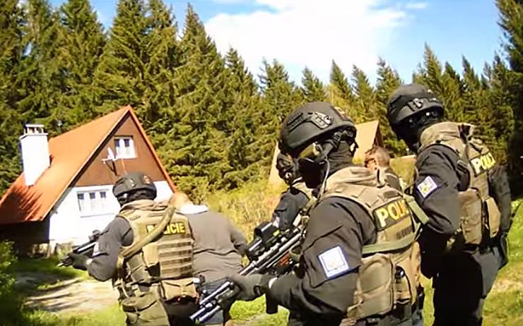 VIDEO: Úspěšný zásah kriminalistů! V chatě na Karlovarsku zadrželi mezinárodně hledaného muže