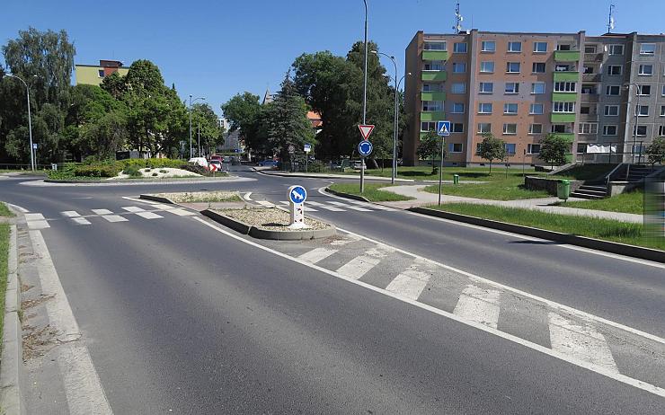 FOTO: Viděli jste nehodu na kruháku v Chodově? Motorkářka nedostala přednost a havarovala