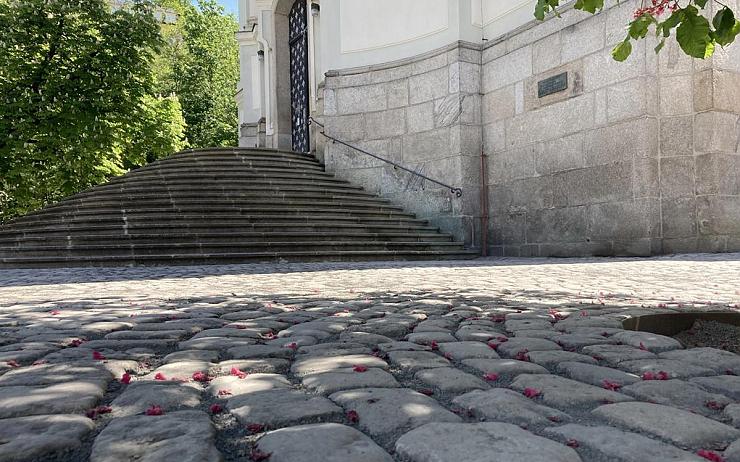 K chrámu sv. Máří Magdaleny se vrátila historická dlažba