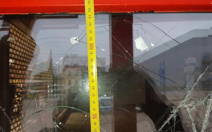 Mladík (18) se posilnil alkoholem a vyrazil do ulic. Tam řádil s dlažební kostkou