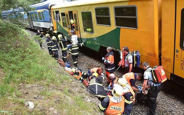 Policie obvinila mladého strojvedoucího, který zavinil tragickou srážku vlaků u Perninku