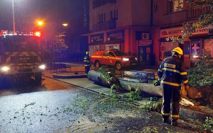 OBRAZEM: Noční bouře v Karlovarském kraji zaměstnala 23 jednotek hasičů!