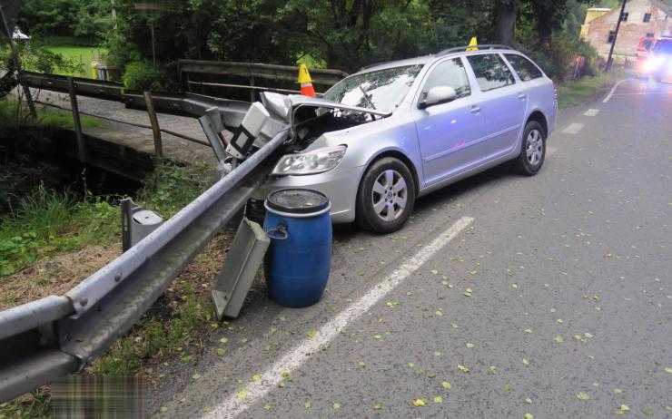 FOTO: Řidič se na Sokolovsku plně nevěnoval řízení, skončil ve svodidlech