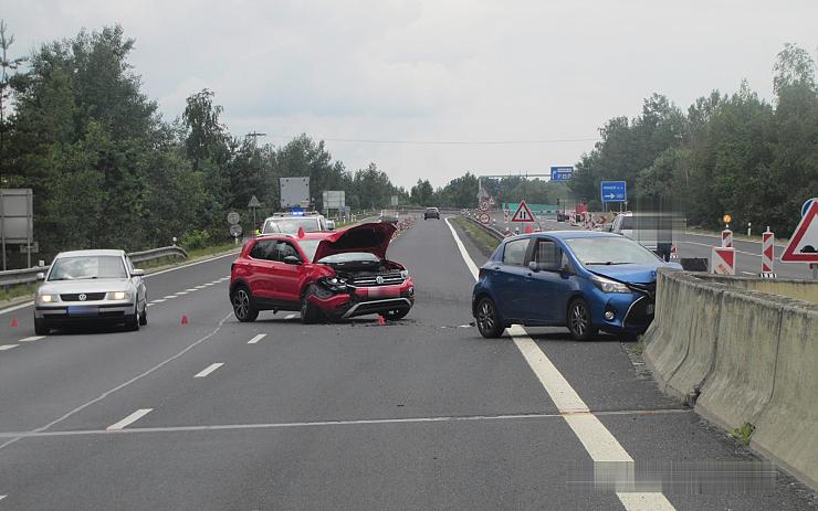 FOTO: Opilá řidička (53) se chtěla otočit na silnici, přehlédla jedoucí auto. Jeden zraněný