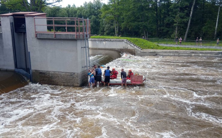 Vodáci se dostali pod jezem na Ohři do silného vodního válce, topící se lidi zachránili svědci nehody