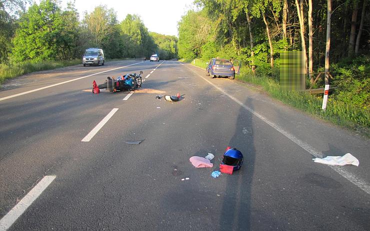 Zraněného motorkáře po srážce s autem transportoval do nemocnice vrtulník. Policie hledá svědky téhle nehody