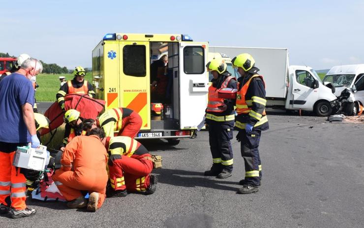 OBRAZEM: Těžká nehoda dvou aut a dodávky na Karlovarsku! Pro zraněné letěl vrtulník