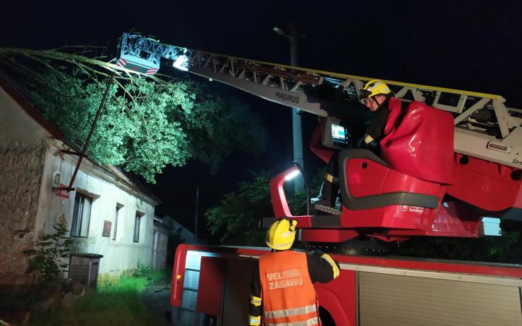 OBRAZEM: Silná večerní bouře si v kraji vyžádala osm desítek událostí! Hasiči evakuovali dětský tábor