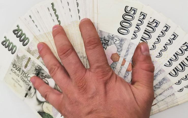 Kontrola vodoměru, představili se podvodníci u bytu seniora. Pak přišel o peníze