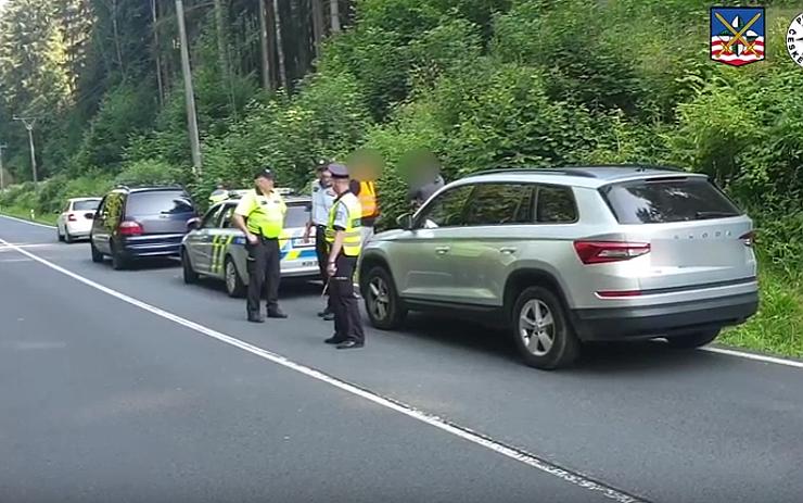 VIDEO: Řidič na Karlovarsku najel vysokou rychlostí do dvou lidí! Nebavilo ho stát v koloně