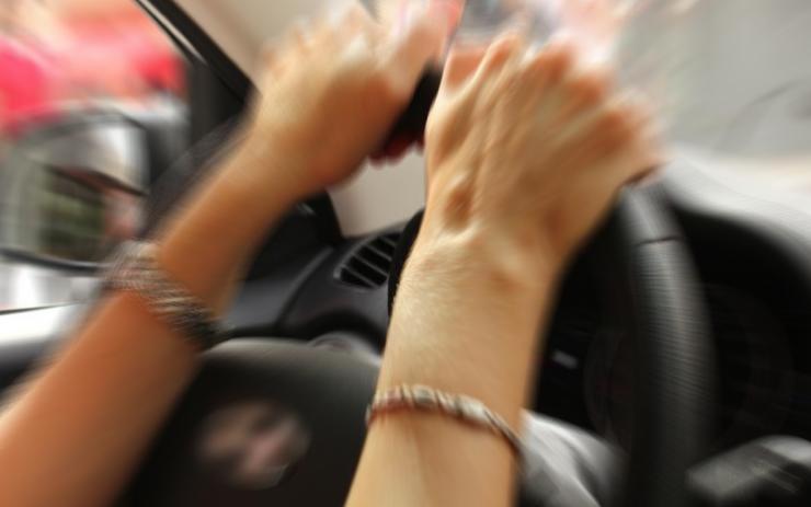 Viděla vůbec na cestu? Řidička (37) z Ostrova nadýchala po poledni přes tři promile!