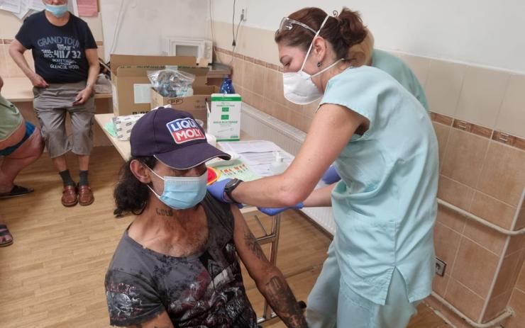 Mobilní tým pokračuje v očkování lidí bez domova i dalších zájemců v obcích