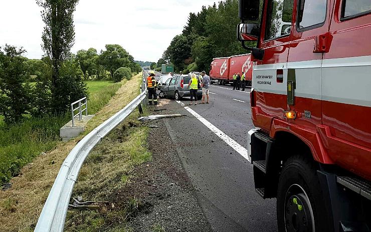 Řidička u Bochova předjížděla nákladní auto, skončila ve svodidlech
