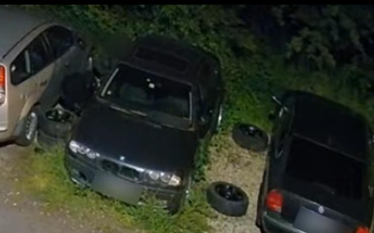 VIDEO: Pětice mladíků se za tmy vydala krást kola ze zaparkovaného BMW. Netušili, že na ně míří kamery