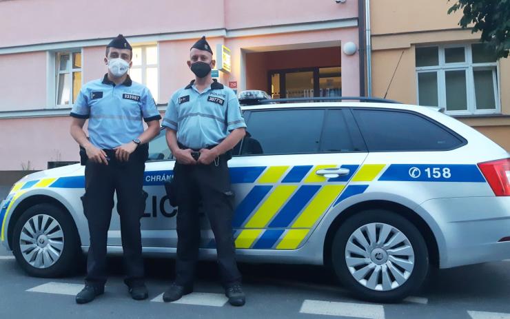 Muž (73) napsal vzkaz na rozloučenou, našli ho v kaluži krve. Pohotový zákrok mu zachránil život
