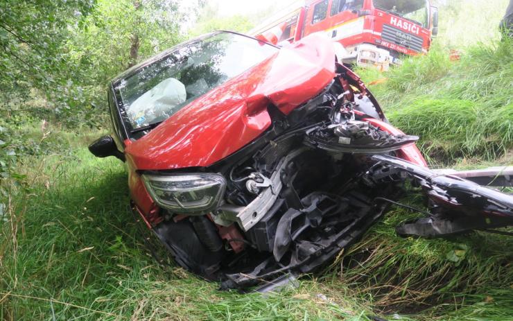 FOTO: Zraněná řidička skončila s autem v příkopu. Ze silnice ji smetl opilec!